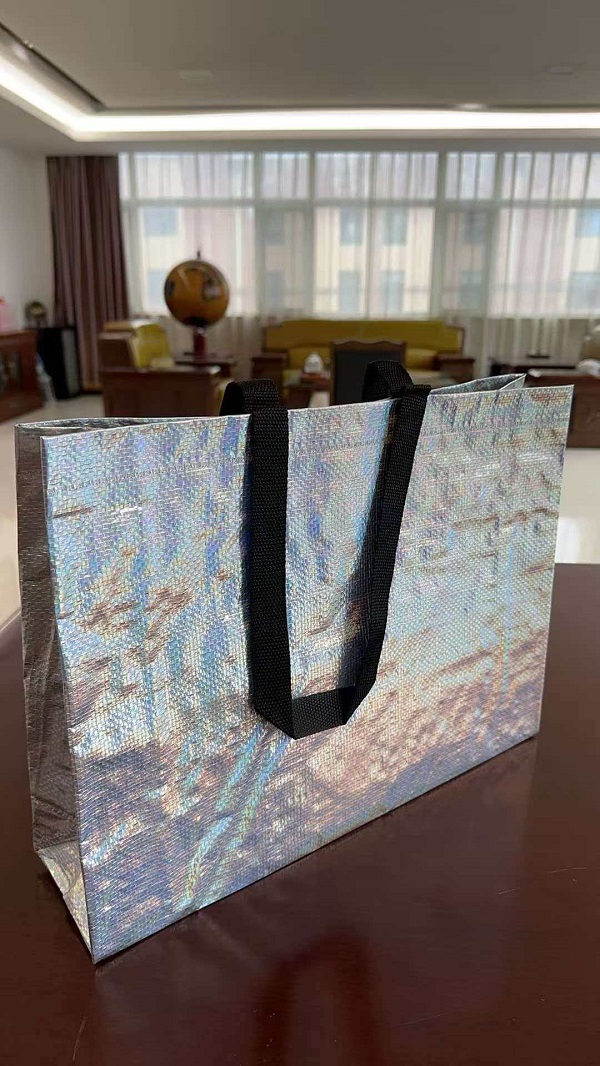 La nuova borsa tote tessuta con pellicola laser di RGS PACKAGING
