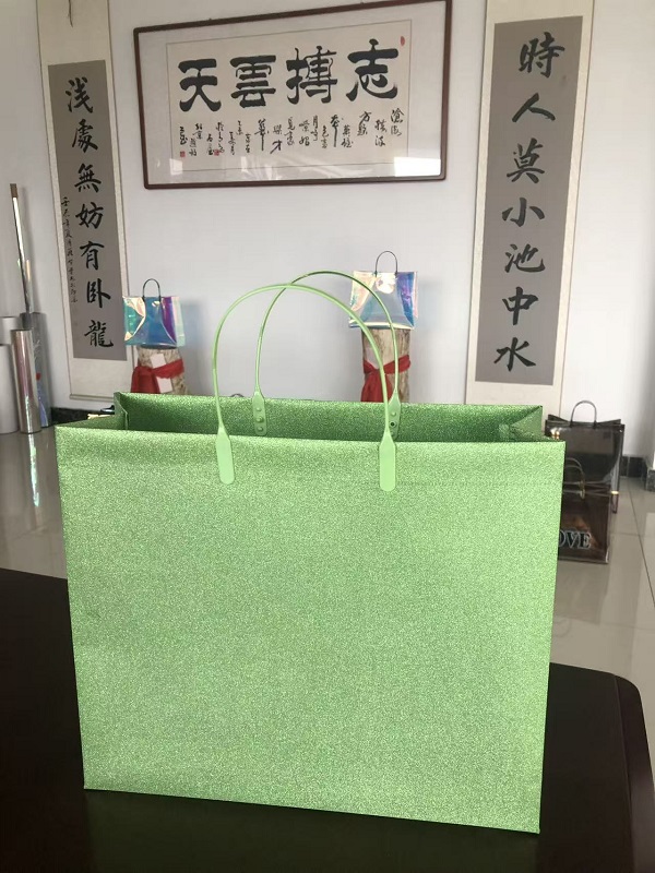 Le nuove borse tote scintillanti di RGS PACKAGING sono ora disponibili: borsa tote regalo laminata con pellicola glitterata